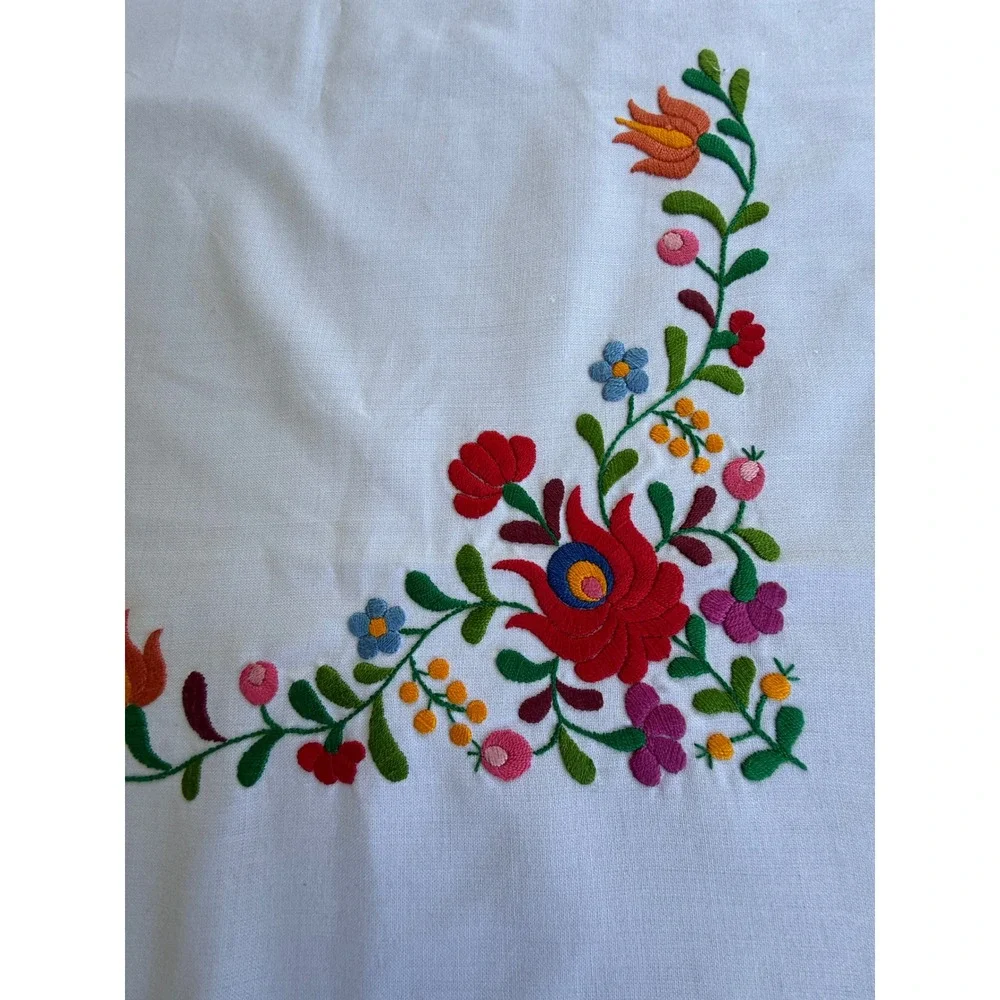 Vintage Hungarian Kalocsa Embroidered Tablecloth and Napkin Set White Floral Red